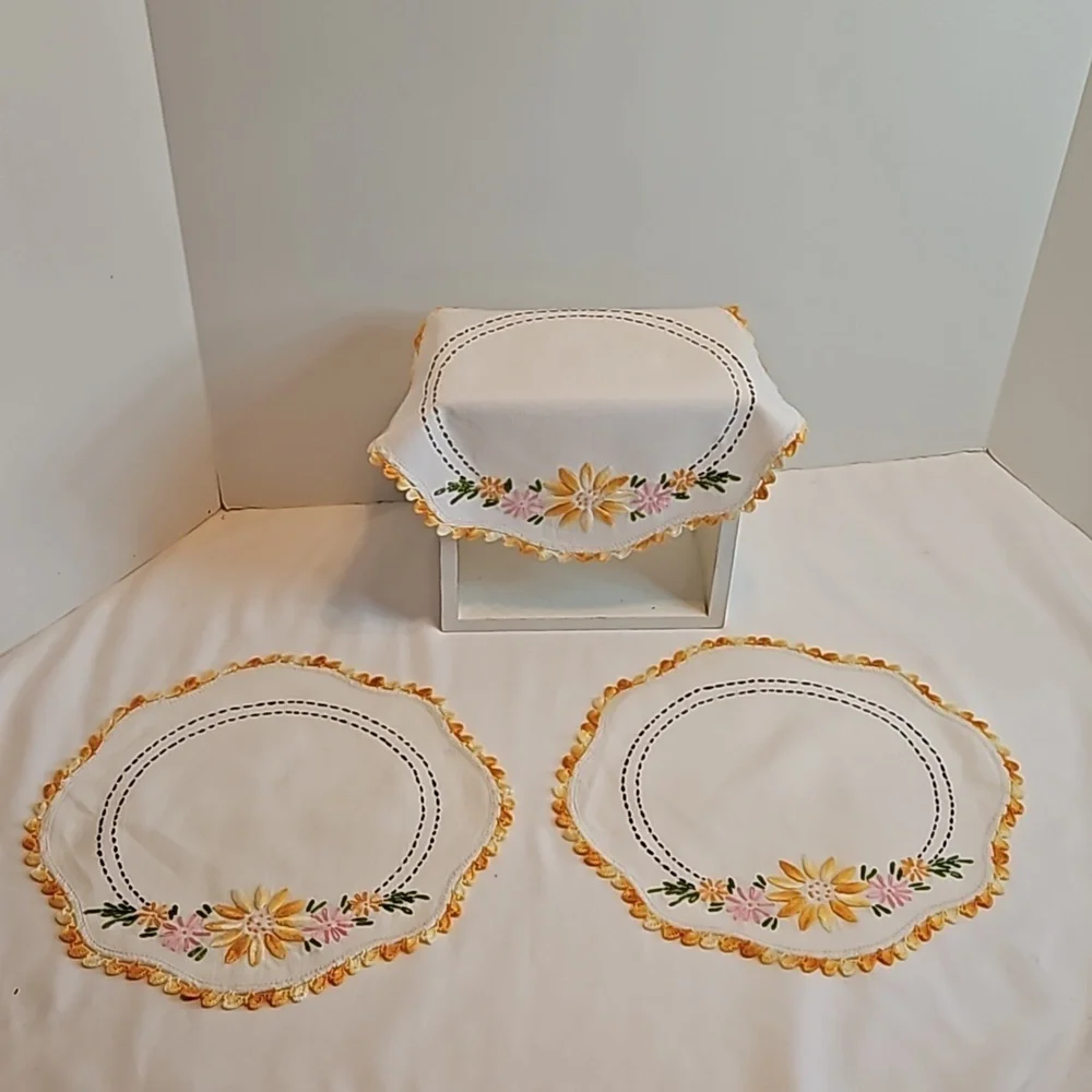 Hand Crafted Needlepoint Doily Circular Set-5 Botanical yellow floral farmhouse